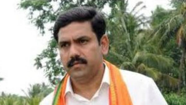 ಒಬ್ಬರು ಸಿಡಿ ಮತ್ತು ದುಡ್ಡನ್ನು ವಿಜಯೇಂದ್ರಗೆ ನೀಡಿದ್ದಾರೆ 