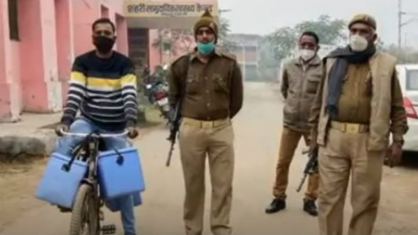 ಚೌಕಾಘಾಟ್ ನ ಆಸ್ಪತ್ರೆಗೆ ಸೈಕಲ್ ನಲ್ಲಿ ಲಸಿಕೆ ಪೂರೈಕೆ ಚೌಕಾಘಾಟ್ ನ ಆಸ್ಪತ್ರೆಗೆ ಸೈಕಲ್ ನಲ್ಲಿ ಲಸಿಕೆ ಪೂರೈಕೆ