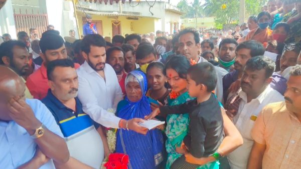 ಅಂತಿಮ ದರ್ಶನ ಪಡೆದರು 