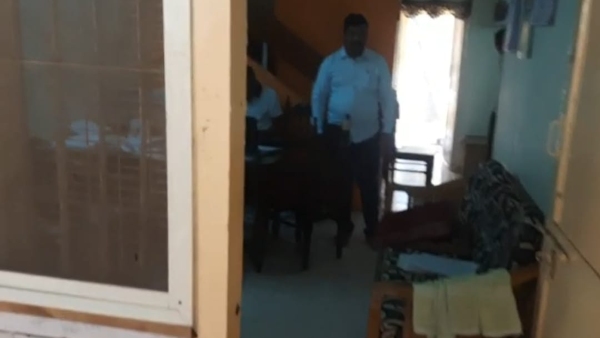 ಮಾಹಿತಿದಾರ ಹೊರಕ್ಕೆ