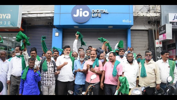 ಅಂಬಾನಿ, ಅದಾನಿ ಒತ್ತಡಕ್ಕೆ ಮಣಿದಿದ್ದಾರೆ