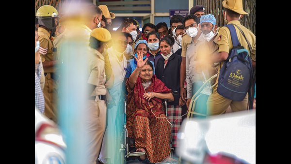 ಆನೇಕಲ್ ಸಮೀಪದ ಫಾರ್ಮ್ ಹೌಸ್ನಲ್ಲಿ ಶಶಿಕಲಾ ಆನೇಕಲ್ ಸಮೀಪದ ಫಾರ್ಮ್ ಹೌಸ್ನಲ್ಲಿ ಶಶಿಕಲಾ