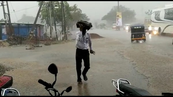 ಬಸ್‌ನಿಲ್ದಾಣಕ್ಕೆ ನೀರು ನುಗ್ಗಿದೆ