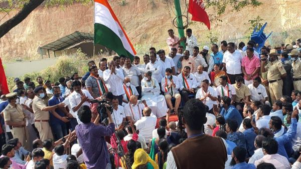  Siddaramaiah Meets Toyota Kirloskar Workers 