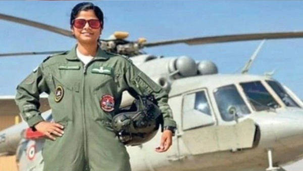 Lieutenant Swathi Rathore: First Woman Pilot Who Led The Republic Day Flypast Lieutenant Swathi Rathore: First Woman Pilot Who Led The Republic Day Flypast