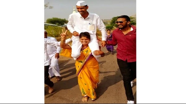 Viral Photo Woman Carries Husband On Shoulders To Celebrate Panchayat Victory Viral Photo Woman Carries Husband On Shoulders To Celebrate Panchayat Victory