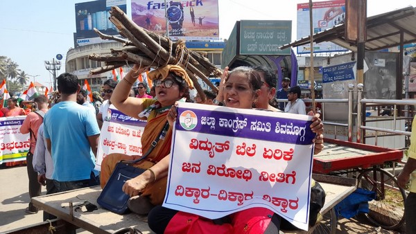 Shivamogga: Congress Different Protest Against Oil Price Hike