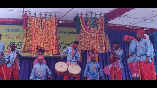 ಕಲಾವಿದರಿಂದ ಕಂಸಾಳೆ ನೃತ್ಯ ಕಲಾವಿದರಿಂದ ಕಂಸಾಳೆ ನೃತ್ಯ