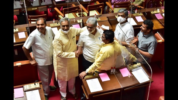 ಪ್ರೇಕ್ಷಕರ ಗ್ಯಾಲರಿಯಲ್ಲಿ ಪತ್ನಿ-ಮಕ್ಕಳು ಪ್ರೇಕ್ಷಕರ ಗ್ಯಾಲರಿಯಲ್ಲಿ ಪತ್ನಿ-ಮಕ್ಕಳು