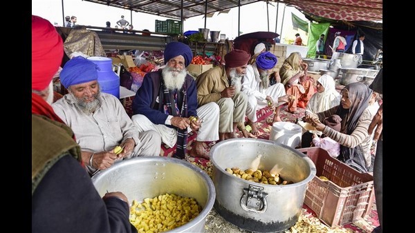 ರೈತರಿಂದ ಪ್ರಯಾಣಿಕರಿಗೆ ನೀರು, ಆಹಾರ, ಚಹಾ ವಿತರಣೆ 