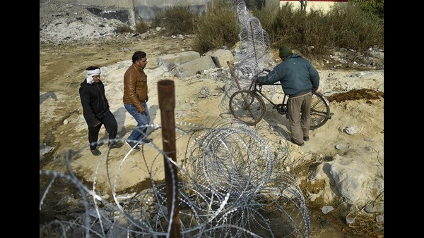 ರೈತರನ್ನು ತಡೆಯಲು ತಂತಿಯ ಬೇಲಿ 