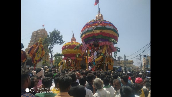  Chitradurga: Fan Wrote Jai RCB On The Banana And Rs 10 Note At Hiriyuru Therumalleswara Rathotsava
