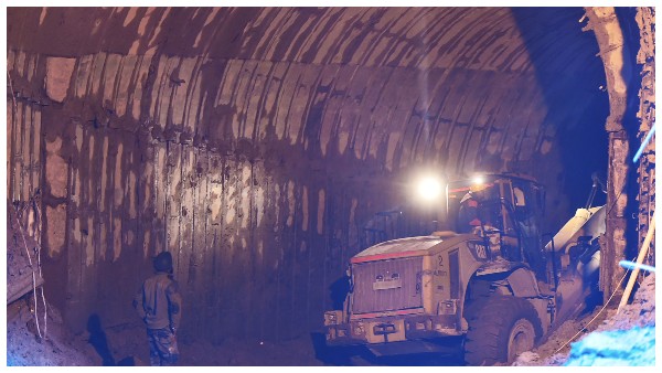 ಕಾರ್ಮಿಕರ ರಕ್ಷಣೆಗೆ ಡ್ರೋನ್ ಕ್ಯಾಮರಾ ಬಳಕೆ ಕಾರ್ಮಿಕರ ರಕ್ಷಣೆಗೆ ಡ್ರೋನ್ ಕ್ಯಾಮರಾ ಬಳಕೆ