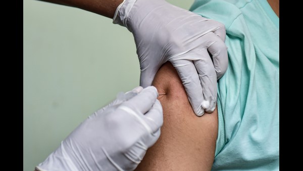 ಆರೋಗ್ಯದ ಹಿನ್ನೆಲೆ ಬಗ್ಗೆ ತಿಳಿಸದೇ ಲಸಿಕೆ ಹಾಕಿಸಿಕೊಂಡ ಆರೋಪ 