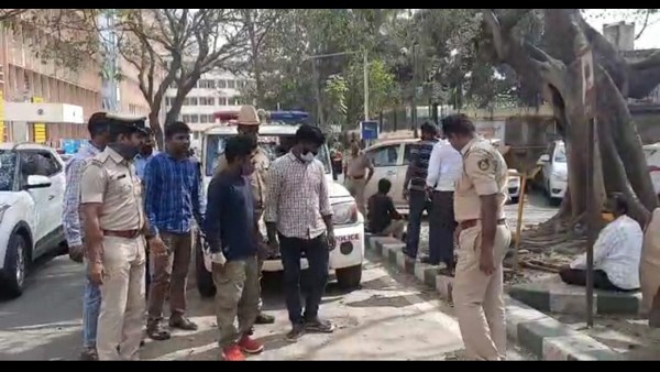 Bengaluru: Husband Gifts Fake Gold Chain to Her Wife, Secret Revealed by Chain Snatchers