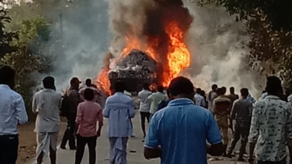 Karwar: The Lorry Carrying The Beedi Leaf Was Burned By Fire Karwar: The Lorry Carrying The Beedi Leaf Was Burned By Fire