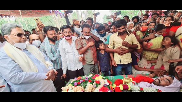 Siddaramaiah attended funeral of his fan Krishna to fulfill his last wish in Kodi Doddi in Mandya taluk