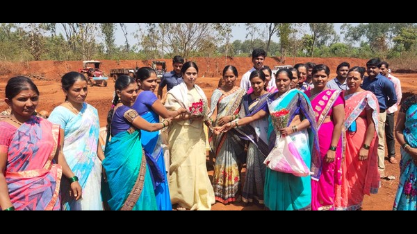  Belagavi: MLA Lakshmi Hebbalkar Listened To The Problems Of Wage Labor Women