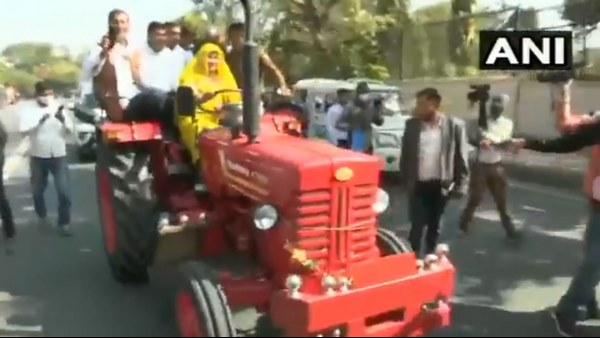 Congress MLA Indira Meena reaches Rajasthan Assembly On A Tractor To Show Support For Farmers Congress MLA Indira Meena reaches Rajasthan Assembly On A Tractor To Show Support For Farmers