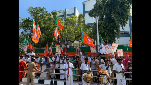 ಇಕ್ಕೆಲಗಳಲ್ಲಿ ಜನರು ಮೋದಿಗೆ ಕಾಯುತ್ತಿದ್ದರು 