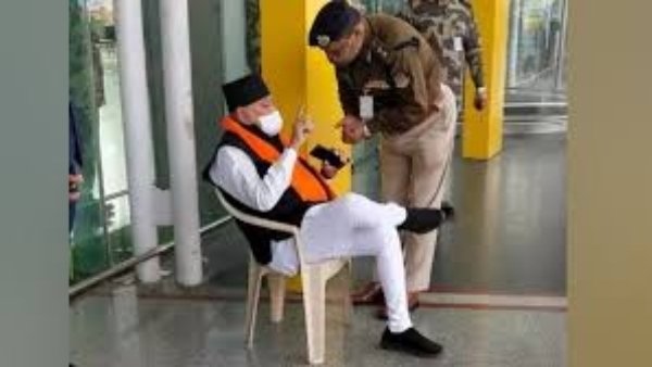 ಲಕ್ನೋ ವಿಮಾನ ನಿಲ್ದಾಣದಲ್ಲಿ ಧರಣಿ ಕೂತಿದ್ದ ಮೋದಿ ಬಿಗ್ ಬ್ರದರ್ 