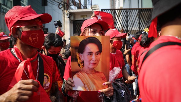 ಮಿಲಿಟರಿ ಆಡಳಿತ ಶುರು..!