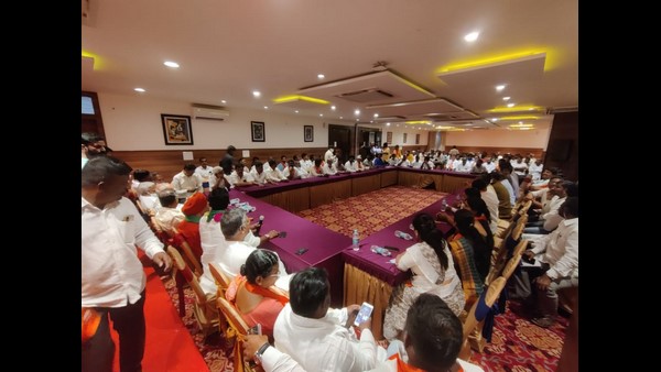 ಸಚಿವರ ಮನೆಗಳ ಎದುರು ಧರಣಿ 