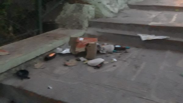 ಮೆಟ್ಟಿಲಲ್ಲಿ ಬಾಟಲಿ ಕಂಡು ಬೆಚ್ಚಿದ ಜನ