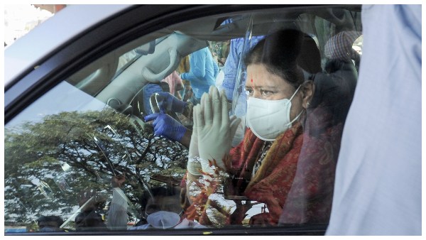 ಶಶಿಕಲಾ ಅವರಿಗೆ ಕಾರು ನೀಡಿದ್ದಕ್ಕೆ ವಜಾ? ಶಶಿಕಲಾ ಅವರಿಗೆ ಕಾರು ನೀಡಿದ್ದಕ್ಕೆ ವಜಾ?