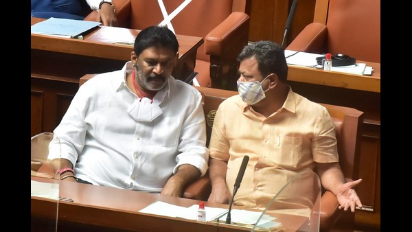 ಅಬಕಾರಿ ಮಂತ್ರಿನ ಬೀದಿಪಾಲು ಮಾಡಿದ್ರು 