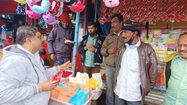 ಗುಲಾಬಿ ಹೂ ನೀಡಿ ಜಾಗೃತಿ