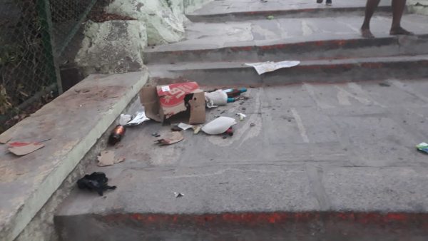 ಬಾಟಲಿ ಒಡೆದು ವಿಕೃತಿ ಮೆರೆದ ಪುಂಡರು