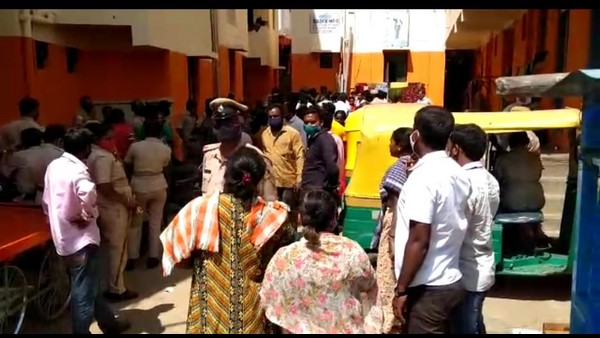 Bengaluru : Police trying to vacate Slum Residents at Agrahara Dasarahalli Bengaluru : Police trying to vacate Slum Residents at Agrahara Dasarahalli