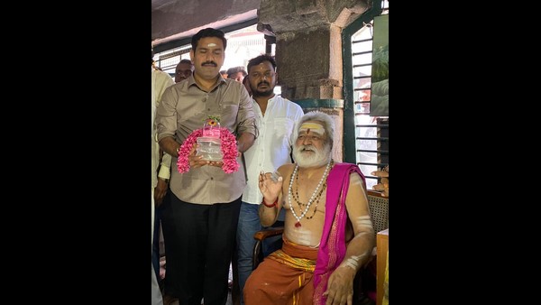 ಸ್ಫಟಿಕ ಲಿಂಗ ಸಲ್ಲಿಸಿದ ವಿಯೇಂದ್ರ