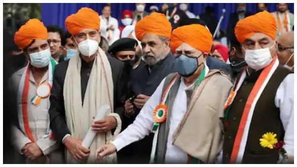  ಕೇಸರಿ ಪೇಟ ಹಾಕಿಕೊಂಡು ಬಂದ ಕಾಂಗ್ರೆಸ್ ಮುಖಂಡರು