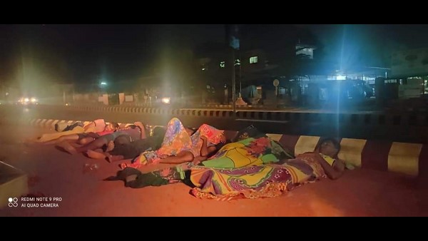 Youth Attending Army Recruitment Rally In Udupi Sleeping On The Streets, Pic Goes Viral