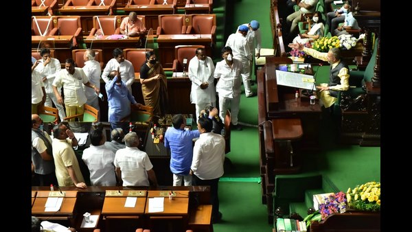 ಯಾರ ಮಾತು ಯಾರಿಗೂ ಕೇಳದ ಸ್ಥಿತಿ 