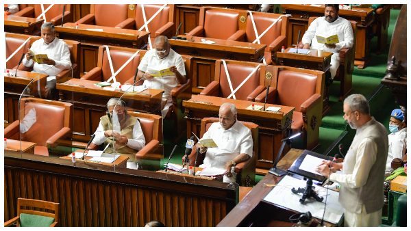 ವಿಧಾನಸಭೆಯ ಕಲಾಪದ ವೇಳೆ 