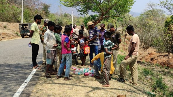 ಪಕ್ಷಿಗಳು ಕುಡಿಯುವ ನೀರನ್ನು ಹುಡುಕಿಕೊಂಡು ಓಡಾಡುತ್ತಿವೆ