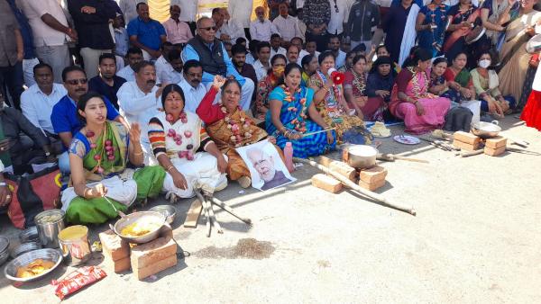 Congress Cook On Road Protest Against Fuel, LPG Price Hike 