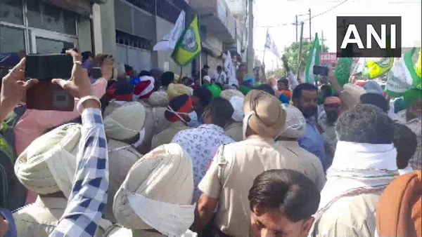  Farmers Thrashed BJP MLA In Panjab