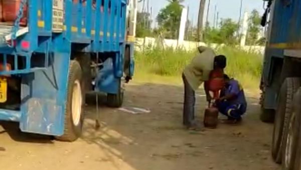 Chitradurga: An Illegal Filling Of Consumer Cylinders To Autos In Hiriyuru Chitradurga: An Illegal Filling Of Consumer Cylinders To Autos In Hiriyuru