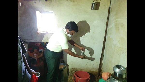 ಚಹಾ ಅಂಗಡಿಯಲ್ಲಿ ಕೆಳವರ್ಗದವರಿಗೆ ಪ್ರವೇಶವಿಲ್ಲ 