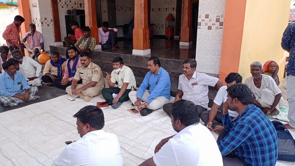 ಗ್ರಾಮಸ್ಥರಲ್ಲಿ ಅಧಿಕಾರಿಗಳಿಂದ ಜಾಗೃತಿ ಮೂಡಿಸುವ ಕಾರ್ಯ 