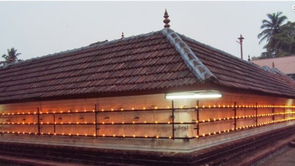 ದೇಗುಲಕ್ಕೆ ಗಂಟೆ ದಾನ ಮಾಡಿದ್ದ ಇಂದಿರಾ ಗಾಂಧಿ ದೇಗುಲಕ್ಕೆ ಗಂಟೆ ದಾನ ಮಾಡಿದ್ದ ಇಂದಿರಾ ಗಾಂಧಿ