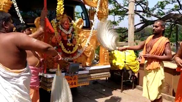 ಉತ್ಸವ ಮೂರ್ತಿಗಳನ್ನು ಹೊತ್ತು ರಥ ಸಂಚರಿಸುತ್ತದೆ