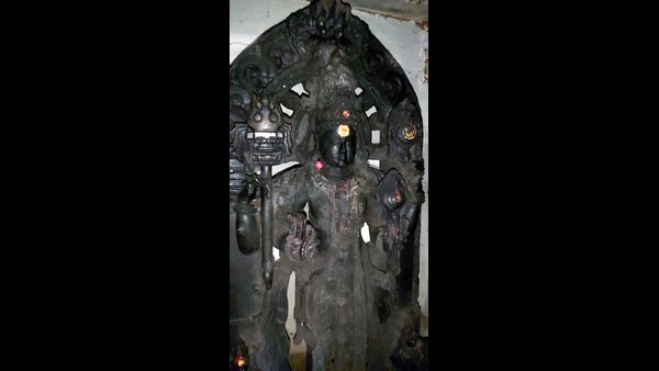 ಶಿವಲಿಂಗವನ್ನು ಸ್ಥಳಾಂತರ ಮಾಡಲಾಗುತ್ತಿದೆ 