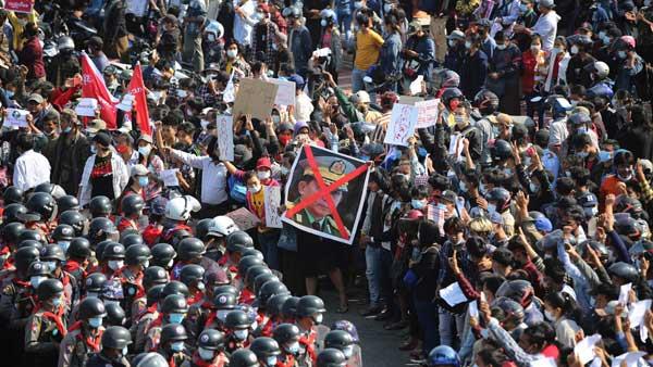 ಮಿಲಿಟರಿ ಆಡಳಿತ ಶುರು..!
