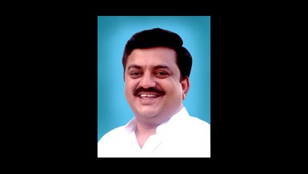 Davanagere: Fan Wrote Next MLA Shamanuru Mallanna On A Banana And Threw It To Chariot