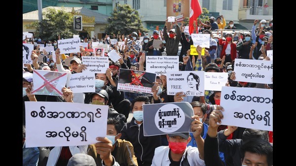 ಸೇನಾ ಕ್ರಾಂತಿ ಪರ ಹಾಗೂ ವಿರುದ್ಧವಾಗಿ ಹೋರಾಟ 